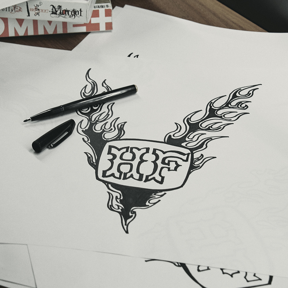 ディレクター山下健二郎が手書きで描き下ろしたフレイムグラフィックを落とし込んだ新作